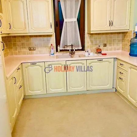 Vilă Larissa *