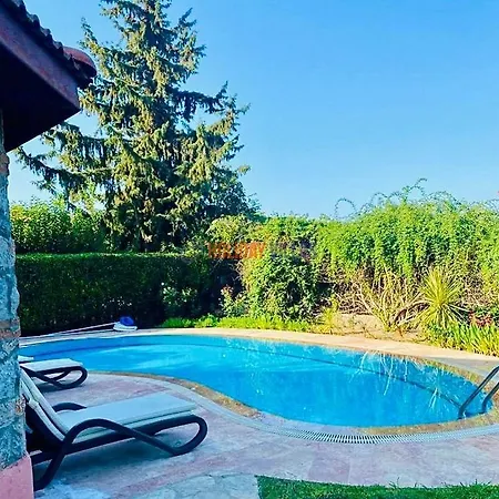 Larissa Villa